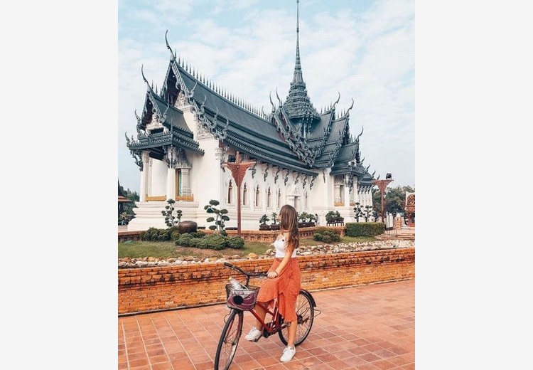 Gia đình tham quan Muang Boran bằng xe điện giữa khuôn viên