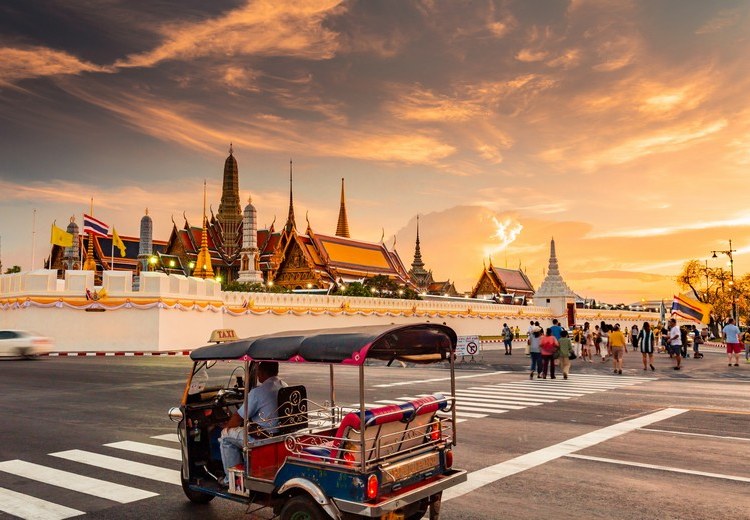 Grand Palace Bangkok nhìn từ phía cổng chính — ánh sáng vàng buổi sáng