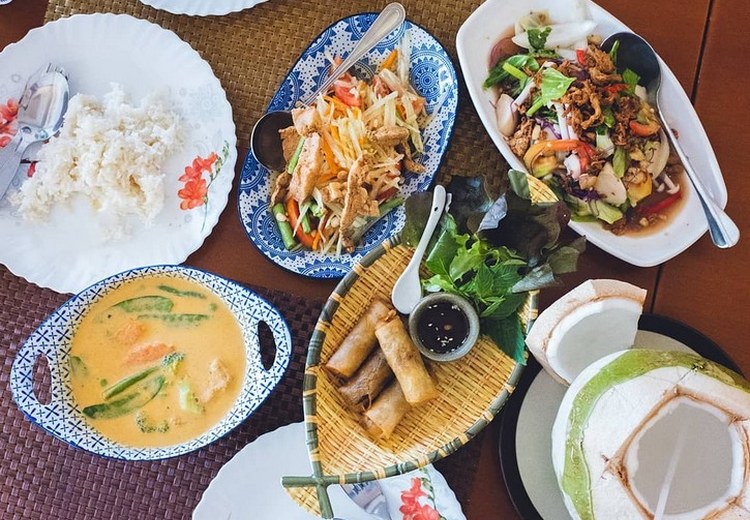 Hàng quán đồ chay với nhiều món đậu phụ, rau củ dọc phố Phuket Town