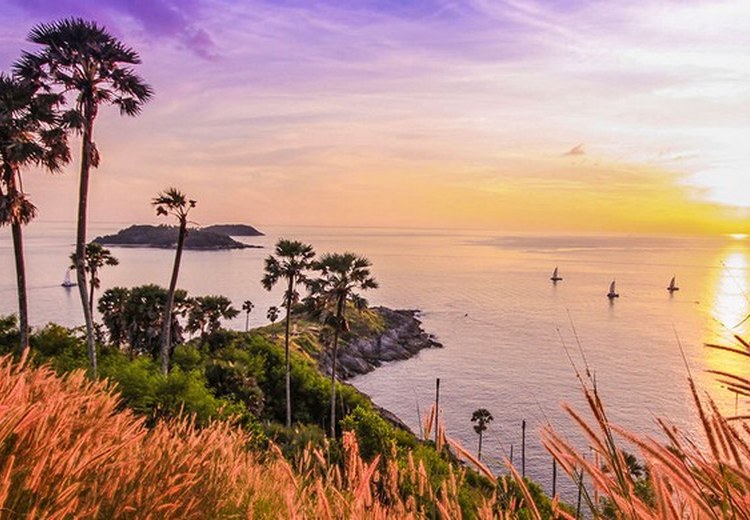 Hoàng hôn đỏ rực trên biển nhìn từ mũi Promthep, Phuket