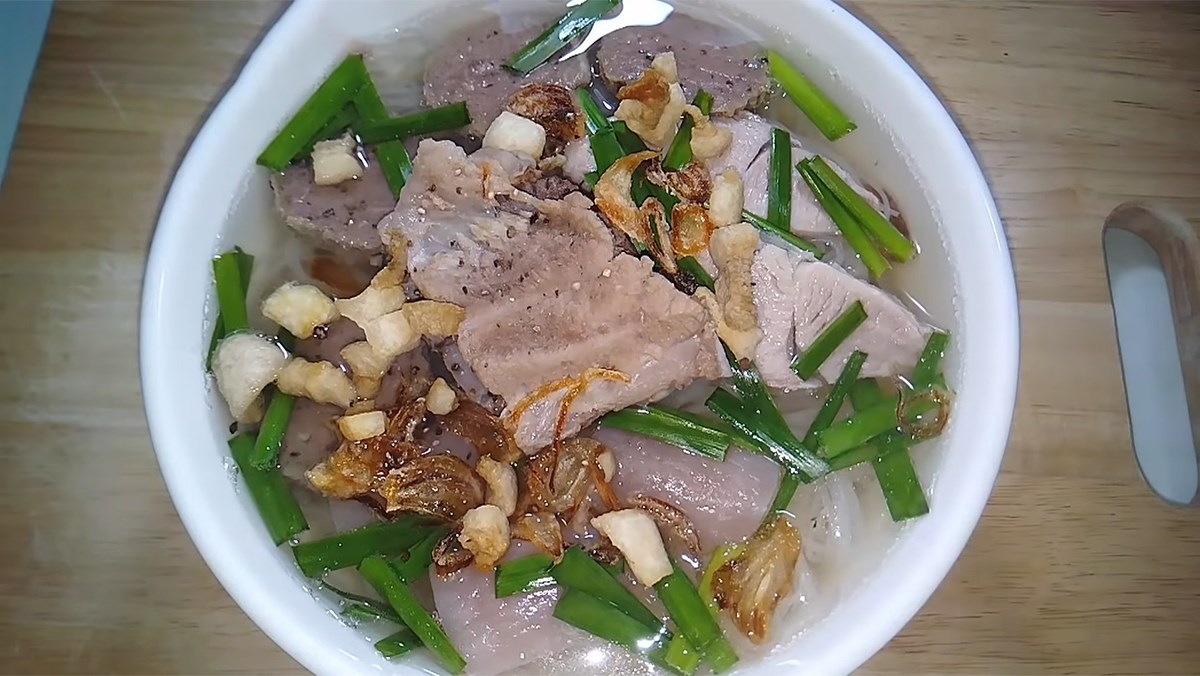 Tô hủ tiếu cuốn guay jub nước trong, rắc tiêu, kèm da heo giòn