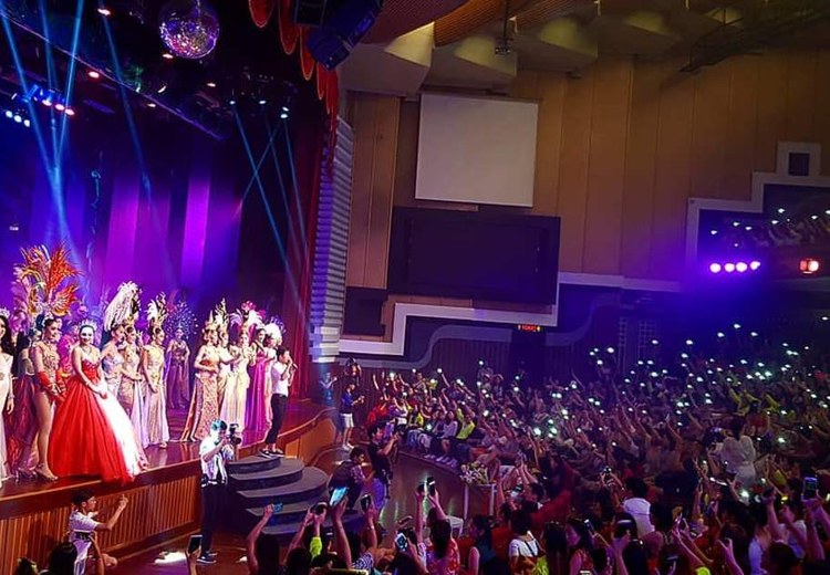 Khán phòng nhà hát show cabaret Pattaya đông khách trước giờ diễn