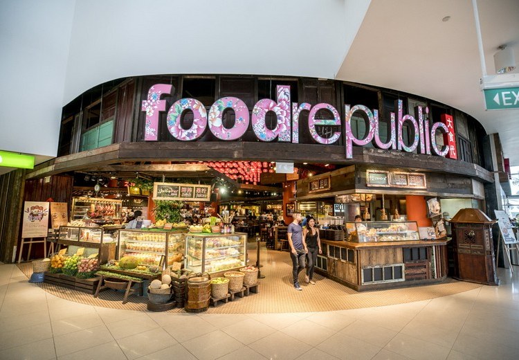 Khu ẩm thực food court đông đúc trong trung tâm thương mại ở Bangkok
