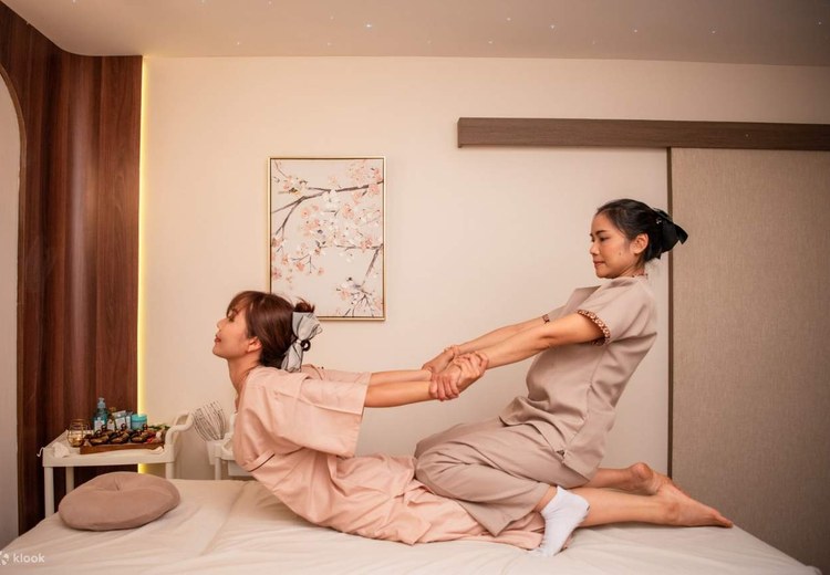 Khu Silom Bangkok về đêm — khu vực tập trung nhiều tiệm massage truyền thống uy tín