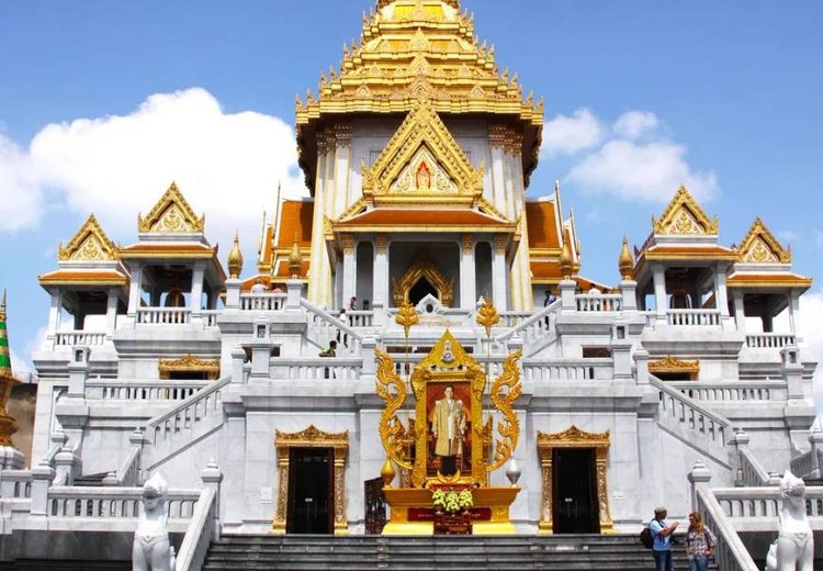 Kiến trúc ngoại thất Wat Traimit — tòa nhà 4 tầng màu trắng vàng, nằm ở góc đường Yaowarat khu Chinatown