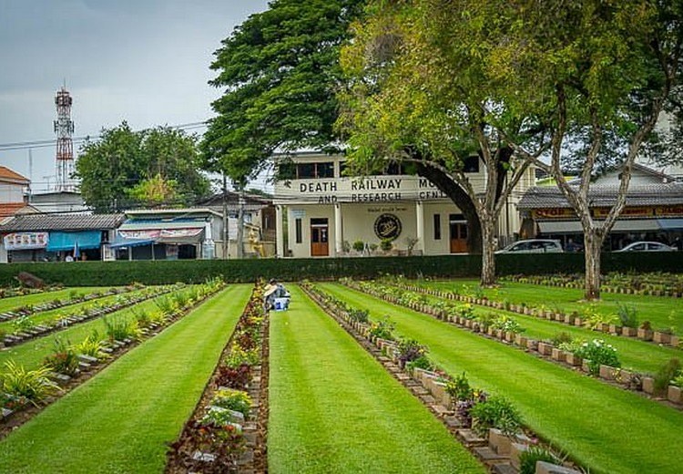 Nghĩa trang chiến tranh Kanchanaburi với các hàng bia mộ ngay ngắn