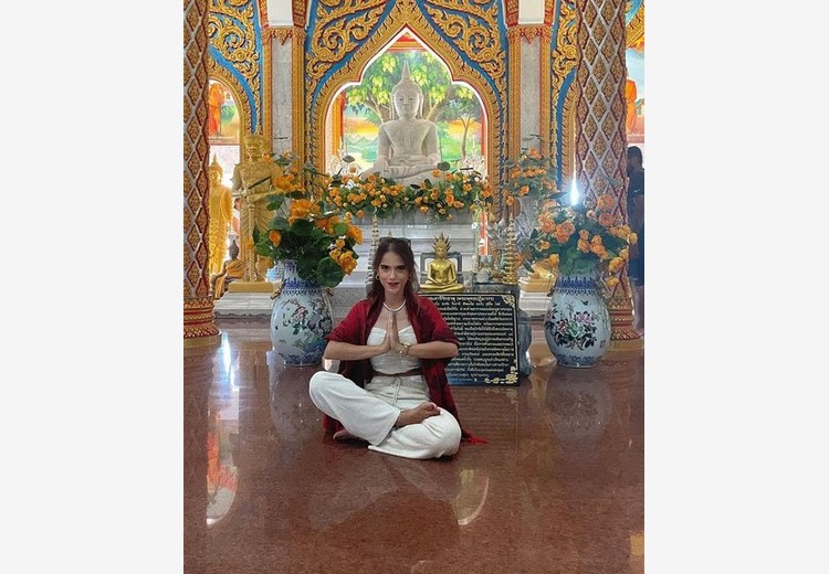 Người dân thắp hương cầu nguyện trong khuôn viên đền ở Phuket