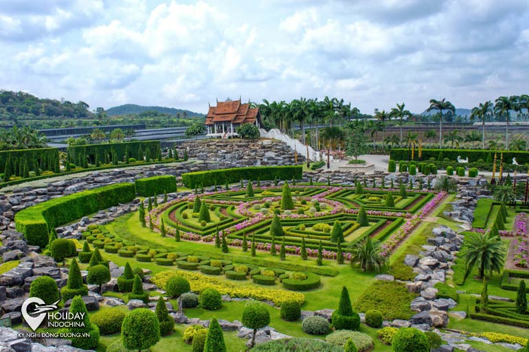 Toàn cảnh vườn Pháp cắt tỉa đối xứng ở Nong Nooch nhìn từ trên cao