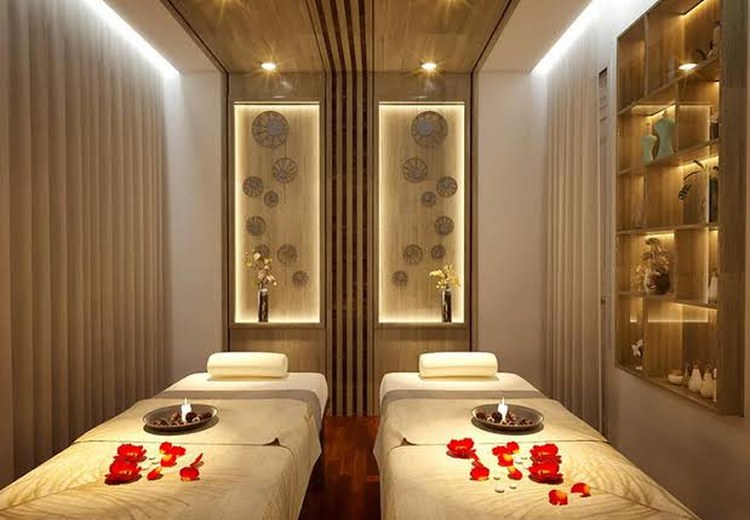Phòng spa đôi với hai giường massage và trang trí hoa