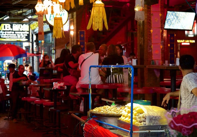 Quán bia vỉa hè và quầy hải sản trên Walking Street Pattaya
