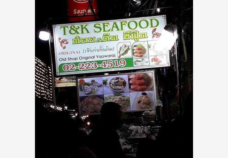 Quán hải sản T&K áo xanh nhộn nhịp ở góc Soi Phadung Dao, nhân viên nướng tôm trên bếp than
