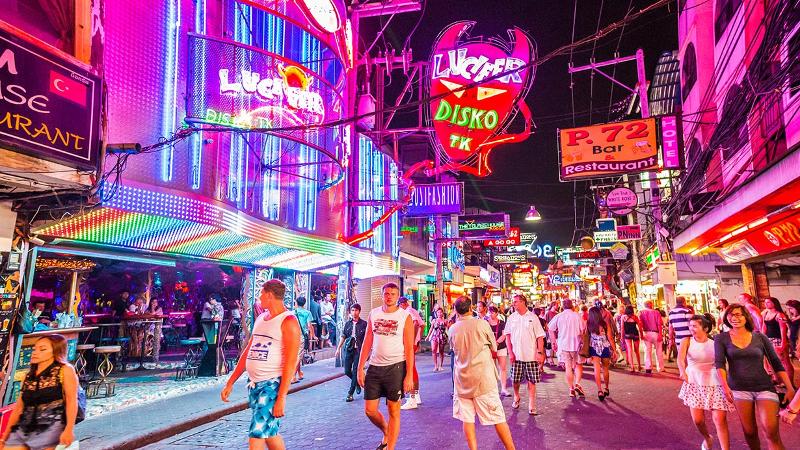 Phố đi bộ Walking Street Pattaya rực rỡ đèn neon và biển hiệu về đêm, đông người qua lại