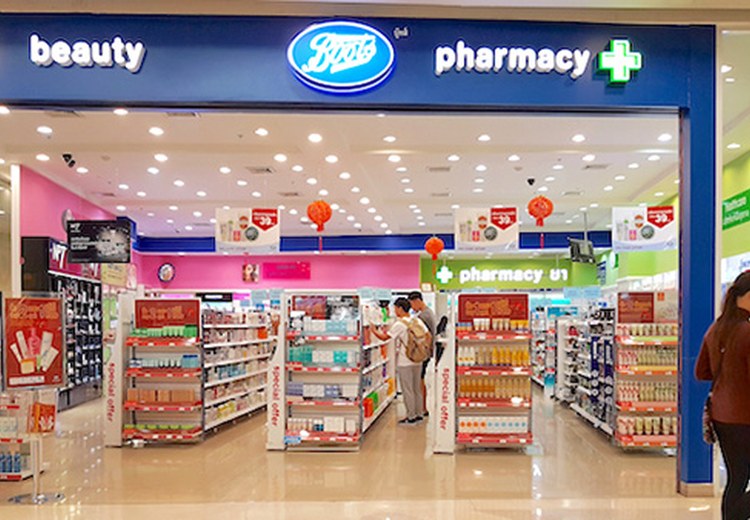 Quầy thuốc Boots hoặc Watsons phổ biến trong trung tâm thương mại Bangkok