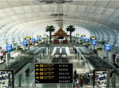 Biển chỉ dẫn sân bay Suvarnabhumi và Don Mueang ở Bangkok