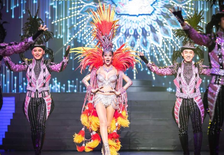 Sân khấu show Alcazar Pattaya rực rỡ với dàn vũ công trang phục lộng lẫy