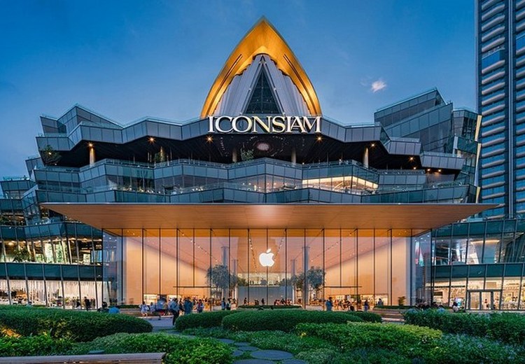 Sảnh chính ICONSIAM với họa tiết Thái và không gian cao rộng