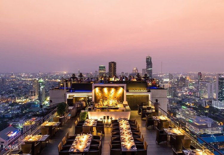 Tầm nhìn thành phố Bangkok ban đêm từ một rooftop bar trên cao