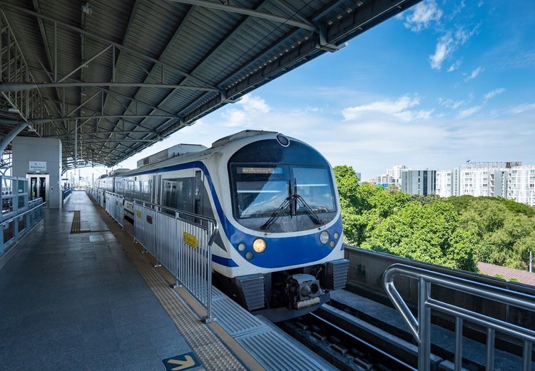 tàu điện BTS Skytrain chạy trên cao giữa trung tâm Bangkok