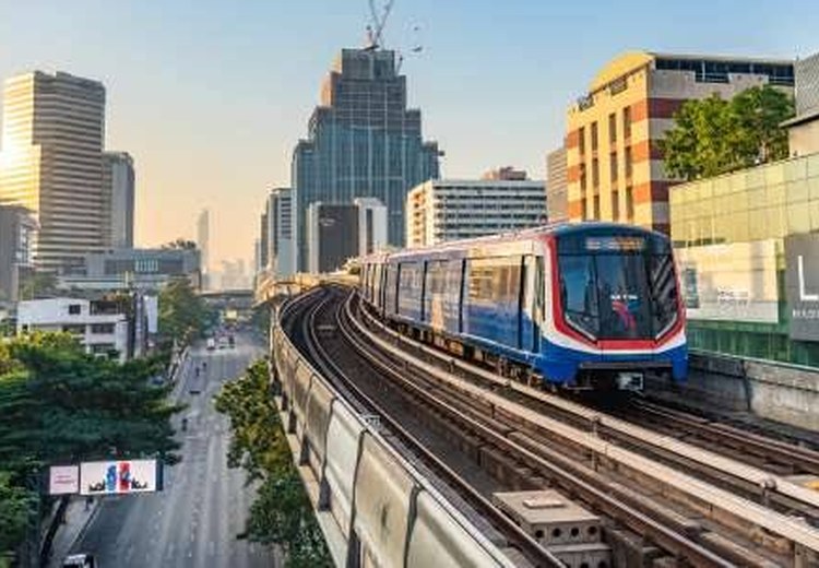 Tàu điện BTS Skytrain chạy trên cao giữa trung tâm Bangkok