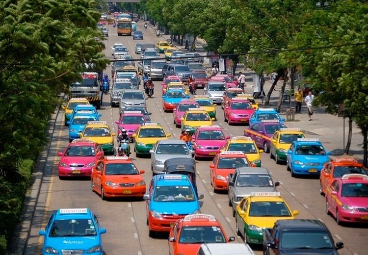 Taxi nhiều màu sắc đặc trưng trên đường phố Bangkok
