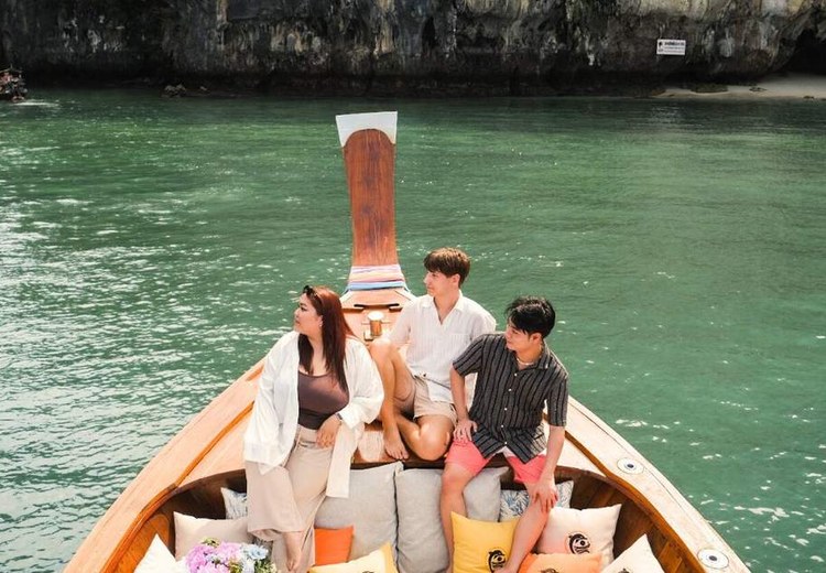 Thuyền đuôi dài và cano đưa khách tham quan đảo Hong Krabi
