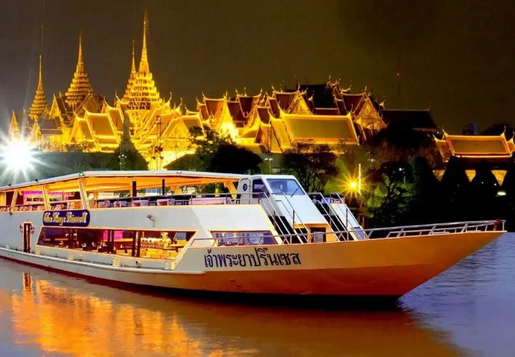 Thuyền Express Boat trên sông Chao Phraya với Grand Palace nhìn từ xa