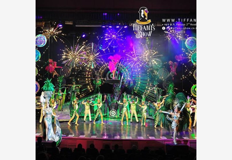 Tiết mục biểu diễn tại Tiffany Show Pattaya với trang phục cầu kỳ