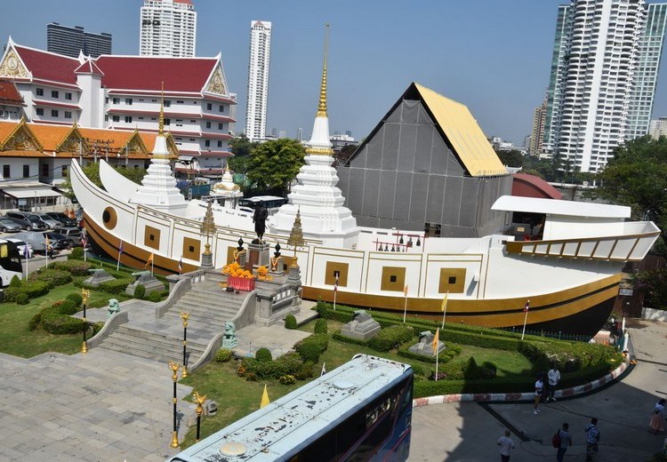 Toàn cảnh con thuyền bê tông và lối đi cây xanh dẫn vào chùa