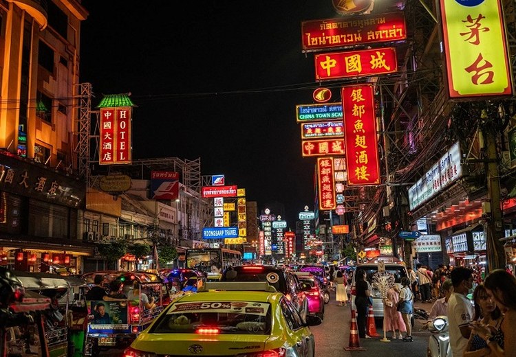 Toàn cảnh đường Yaowarat về đêm rực rỡ đèn neon và biển hiệu chữ Hán, dòng người đông đúc