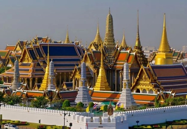 Toàn cảnh quần thể Wat Phra Kaew nhìn từ trên cao với các tháp mạ vàng lấp lánh
