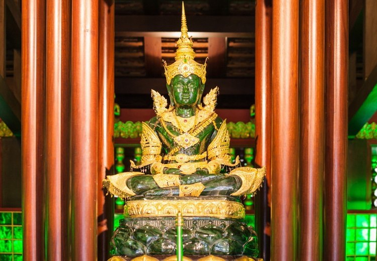 Tượng Phật Ngọc (Emerald Buddha) bên trong Wat Phra Kaew