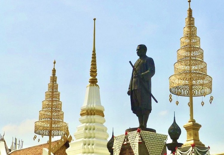 Tượng vua Rama III và chuông lớn trước chính điện hình thuyền