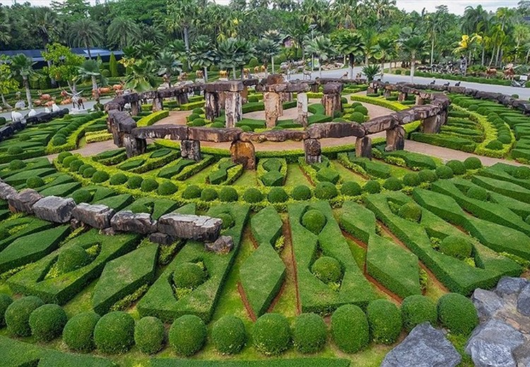 Vườn tạo hình cây xanh hình thú và mô hình Stonehenge thu nhỏ ở Nong Nooch