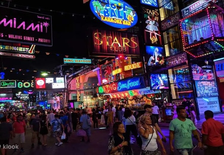 Walking Street Pattaya rực rỡ ánh đèn neon về đêm