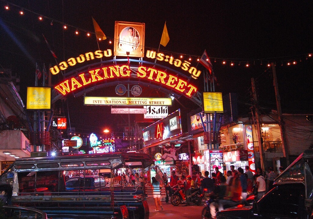 Cổng vào Walking Street ở khu nam Pattaya buổi tối