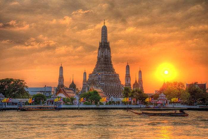 Hoàng hôn nhìn sang chùa Wat Arun bên sông Chao Phraya