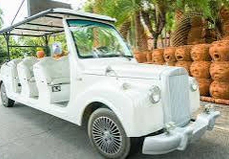 Xe điện chở khách tham quan trong vườn Nong Nooch Pattaya